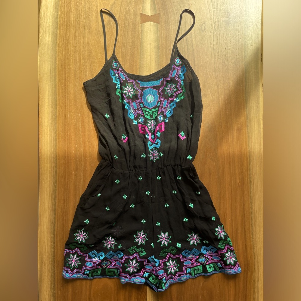 NWOT Nicole Miller embroidered romper swimming coverup Size M